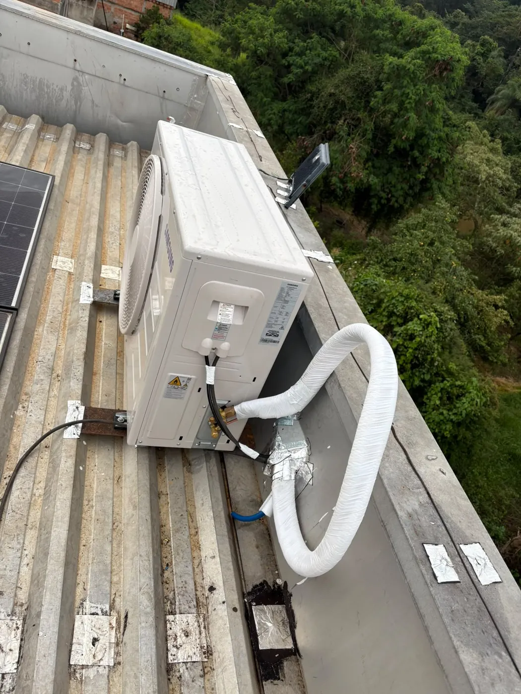 Condensadora de ar-condicionado instalada sobre telhado em Belo Horizonte